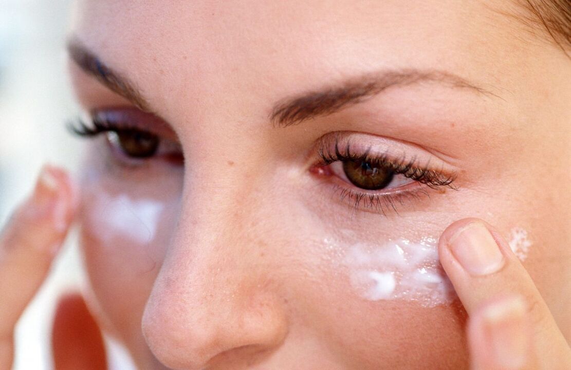 Appliquer de la crème pour rajeunir la peau autour des yeux